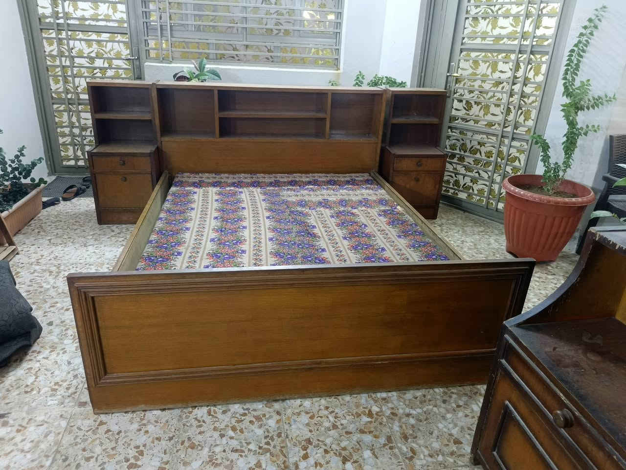 سلام عليكم غرفه نوم صاج قديم السعر 150المكان حي ور سبع قصور شارع ابو علي***********
