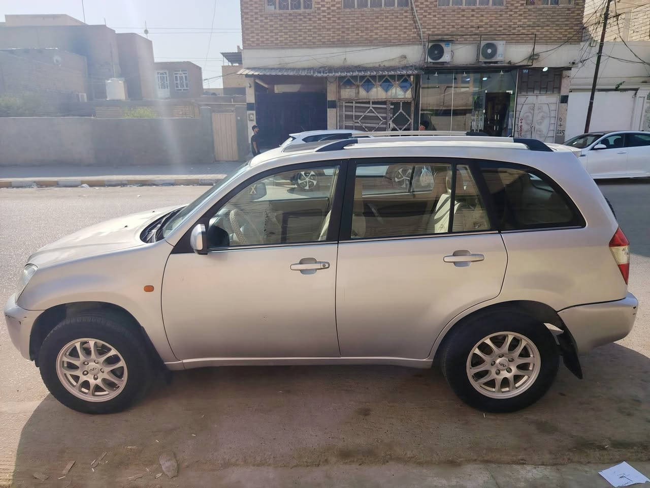 السلام عليكم سياره تيكو موديل 2012 محرك ٢٠٠٠ گير ميكانيك بيها جراد قليل رقم نجف مداور ثاني يوم السعر 55 للاستفسار *********** مكان السياره النجف
