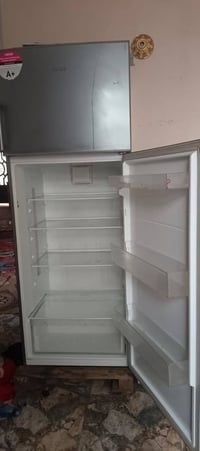 ثلاجة كبيرة • مستعملة ٤ أشهر • بعقوبة التحرير