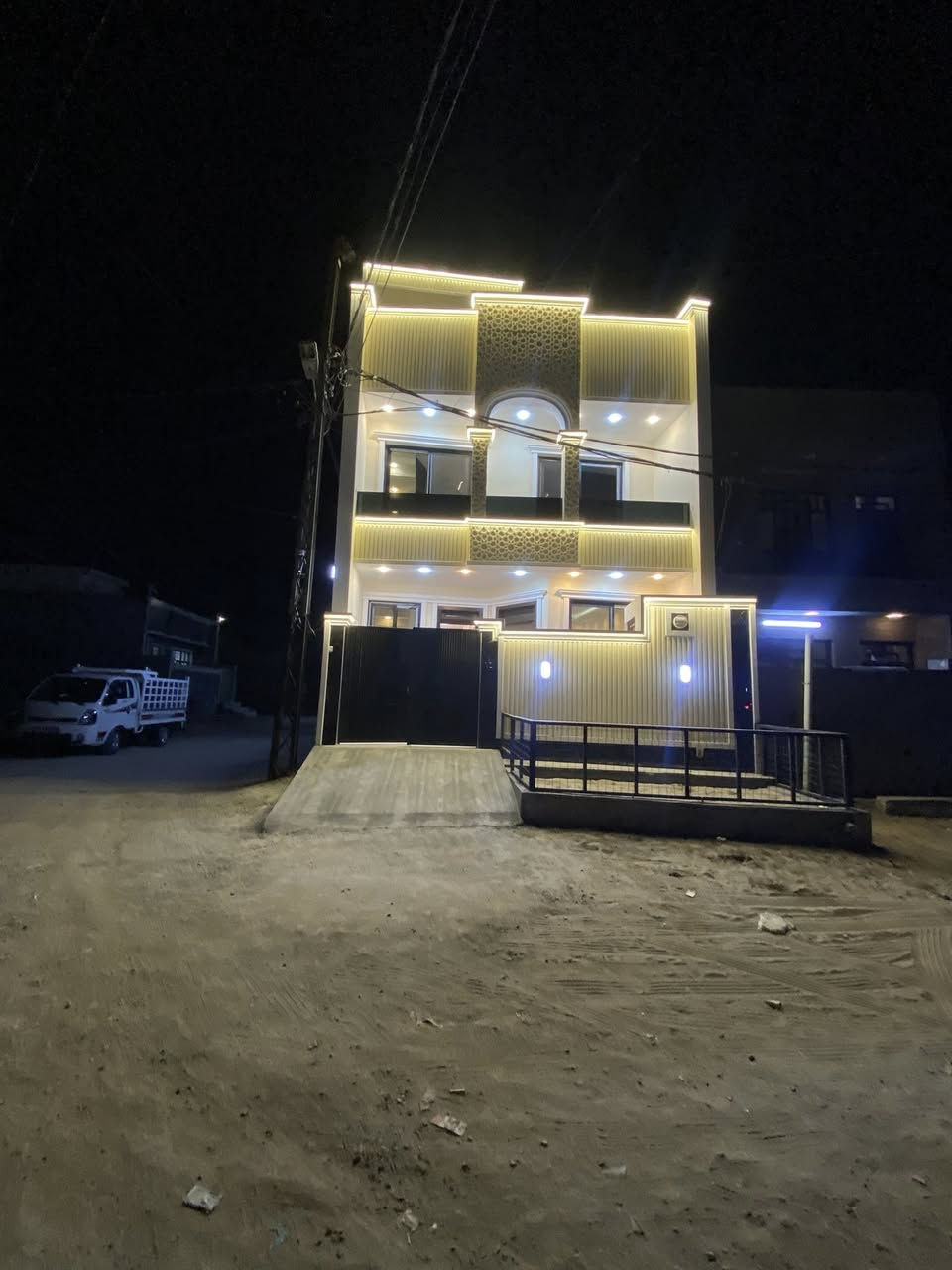 للبيع دار بناء جديد طابقين ركن
المساحة 70 متر واقع حال
 بالسند 50 متر
الواجهة 7 م النزال 10 م
الدار تحتوي على مدخلين استقبال ومطبخ 
وثلاث غرف نوم وصحيات خارجيه وداخليه
بناء جديد غير مسكون جاهز للسكن 
الدار بناء شخصي، مصروف عليه صرف قوي من الأساس، مستخدمين مواد ونوعية عالية، شغل مرتب ومتعوب عليه
العنوان حي الصديق ابي غريب رقم العقار 1954
 مكتب ابو الخير للعقار
*********** 
***********
***********
