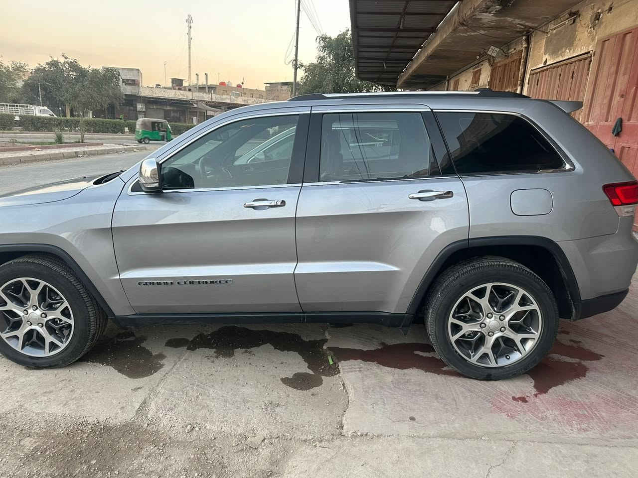 جيب شيروكي لاريدو
الموديل : 2021 . (وارد امريكي)
ماشية حالياً 107 
المحرك : V6.  3.6L .
رقم بغداد بأسمي
المواصفات :
* فتحة
* شاشه كبيرة 
* المقاعد الامامية كهربائية مع الجلد والتدفئة
* نقطة عمياء .
* ويل قياس 20 انج .
* مقود السائق من الجلد  . 
* تدفئة ستيرن . .
* مصابيح امامية زنون . 
* كشافات ضباب بروجكتر زنون . 
* تشغيل عن بعد .
* صندوق كهربائي .
* حساسات خلفية .
* كاميرا خلفية .
* مرايا متحسسه للضوء العالي .  
* بلوتوث تلفون . 
* محدد سرعة . 
* نظام تشغيل واطفاء اوتماتيكي للمحرك للتوفير من صرفالوقود . ( Auto Start System ) .
* نظام بريك اوتماتيكي ( Auto Break System ) الخلفي
وبعد بيهة هواي مواصفات
السعر 27 وبيهة مجال بسيط
للاستفسار
***********
