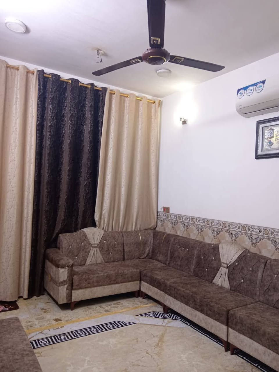 السلام عليكم دار للبيع مساحه ١٠٠م طابو صرف مسلح بناء حديث في الكماليه شارع المصرف طابقين يحتوي على استقبال صاله غرفة نوم خدمات والثاني غرفتين نوم مع خدمات السعر ١٦٢ مليون بي مجال المراجعه مع مكتب دلالية ابو فراس العتابي *********** وابو محمد الشمري ***********
