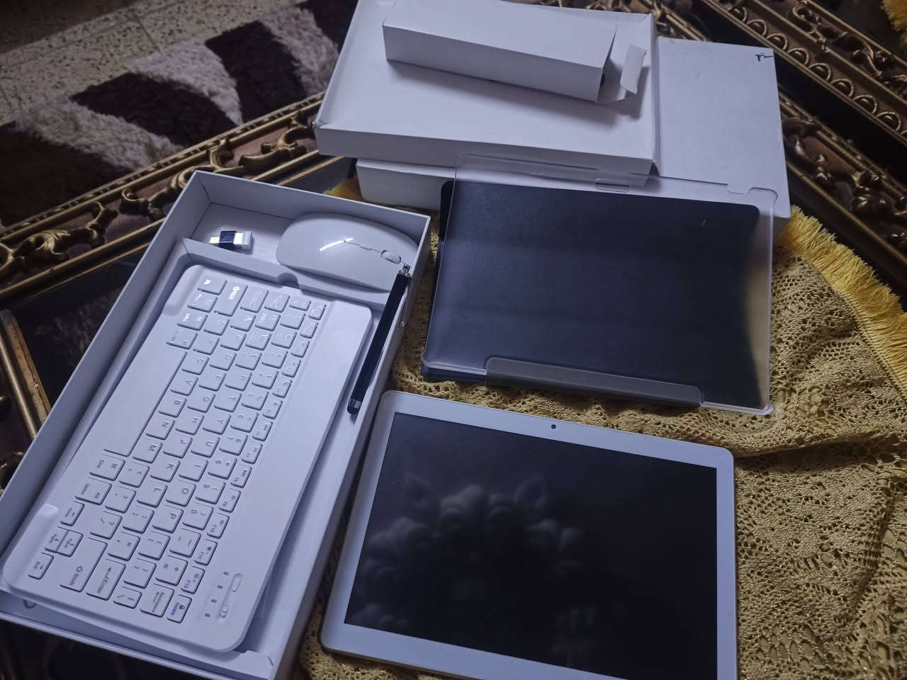 ايباد للبيع نوعه pc 
ذاكره 128 
ورام 4+4
جديد ما مستخدم 
كامل ملحقاته ماوس كيبورد وكفر وقلم 
شاحنه وسماعات 
سعر 130 وبي مجال حك جيتك 
***********
