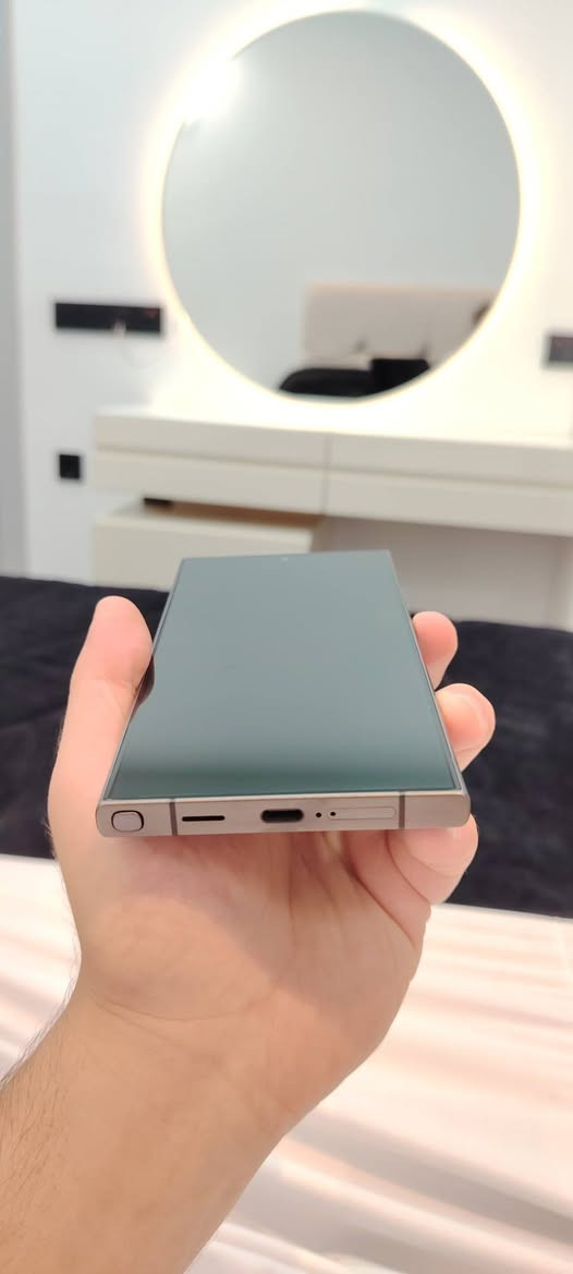 السلام عليكم
Galaxy S24 Ultra.
الذاكره 12/256.دبل سيمكارت 
الجهاز نضيف وبعده بضمان الشركه مستخدم 6 اشهر شرط. شخطه ما بي.
والله الجهاز حيل نضيف .
 التواصل وياي واتساب او مكالمه ***********.
السعر خاص
