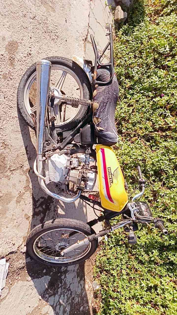 دراجة ايراني للبيع خمسة كير  مكينة سونلنك مصارلي سبوعين من شديتهة  بدون اوراق مكفولة من السرقة الكهربائيات ناقصهن ضفيرة مكان الكاظمية السعر ٣٠٠ وبيهة مجال 
الرقم ***********
