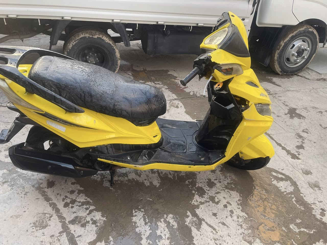 السلام عليكم عندي دراجه جامبو ماكس  صيني ومكينه ياباني كلشي شغال عده الكهربائيات بس يرادله ترتيب الله شاهد شغاله من سلف وهندر هاي كدامك شوفه 
*********** السعر 375 بيه مجال شرط عل فحص
