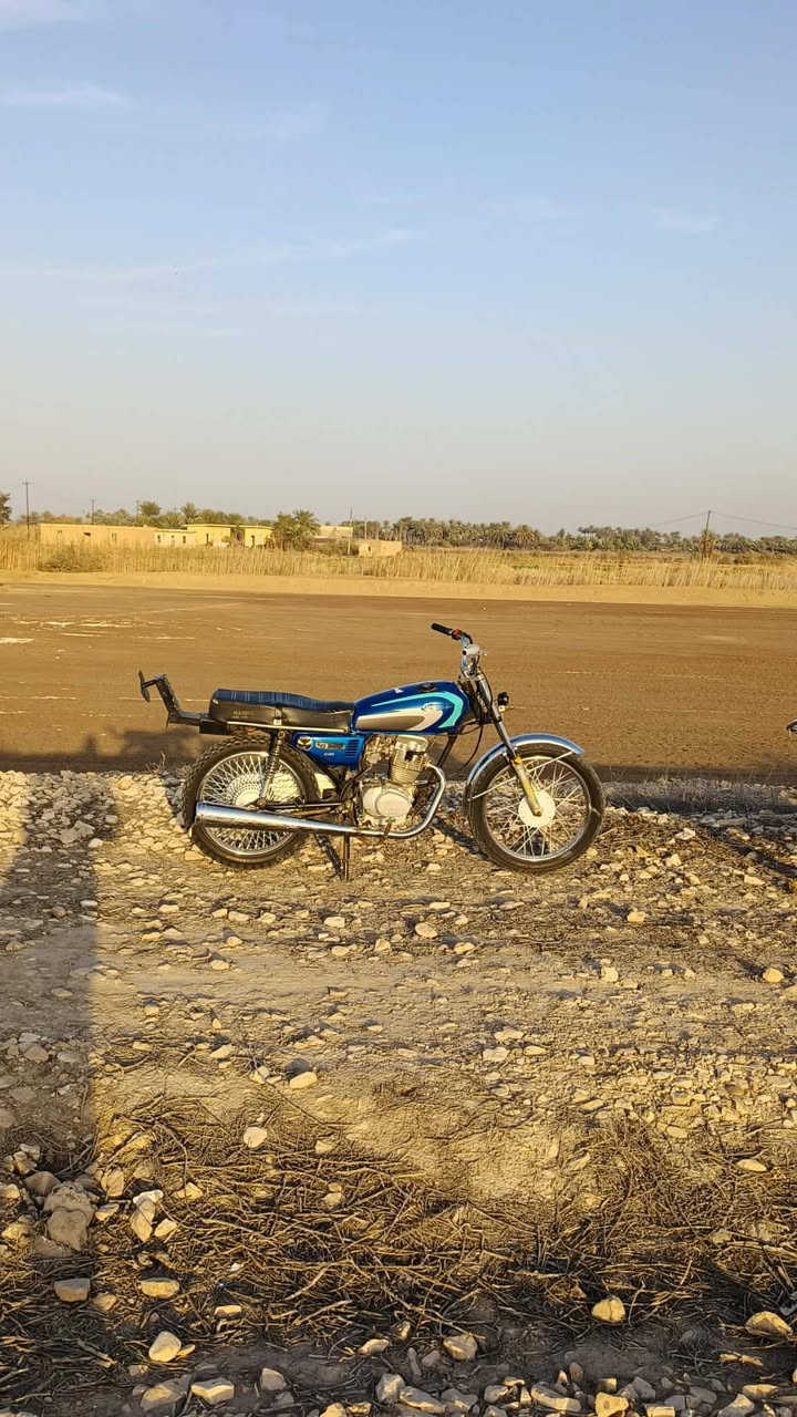 سلام عليكم دراجه نامه البيع محرك 5 كير ياباني نضيفه وحله من صوره دراجه عيبه فقط الهندر من تشتغل يرجع سبرنك جوه فالت  دراجه غراضه كله جديده سعر 250وبيه مجال الشراي وبي خير ويدلل ***********
