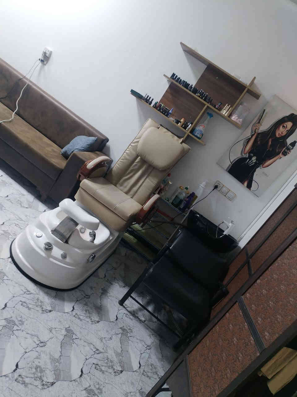 اغراض صالون للبيع. يَليق بِكِ
الجَمال

العنوان سبعة نيسان

او على الرقم ***********
