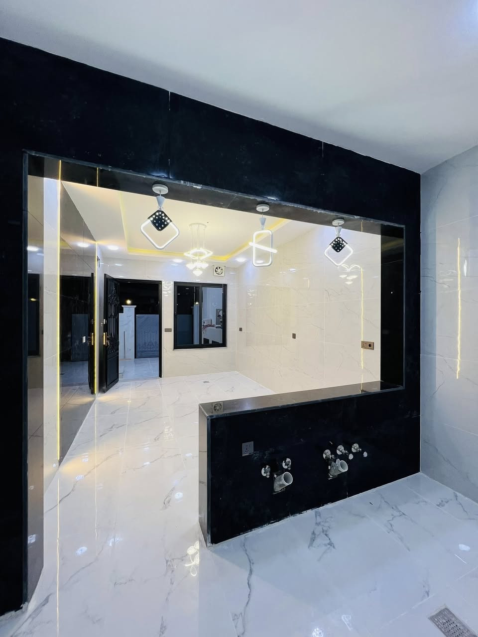 …………. للبيع ……..…….

دار في حي الملايين الأولى / قرب جامع الصواف 

المساحة البيت 175م     واجهه 9.25م

طابق الاول غرفتين نوم هول وصاله استقبال ومطبخ وصحيات 

طابق الثاني ثلاث غرف نوم وحده سويت وصحيات 

صنف العقار بستان ملك صرف

شارع بعرض 10م

السعر علق بكلمة تم ويوصلك على الخاص 

للاستفسار اكثر مراجعه مكتب ركن الملايين للعقار 

الكائن مقابل جامع الصواف او الاتصال على الارقام التاليه

*********** واتساب
***********
