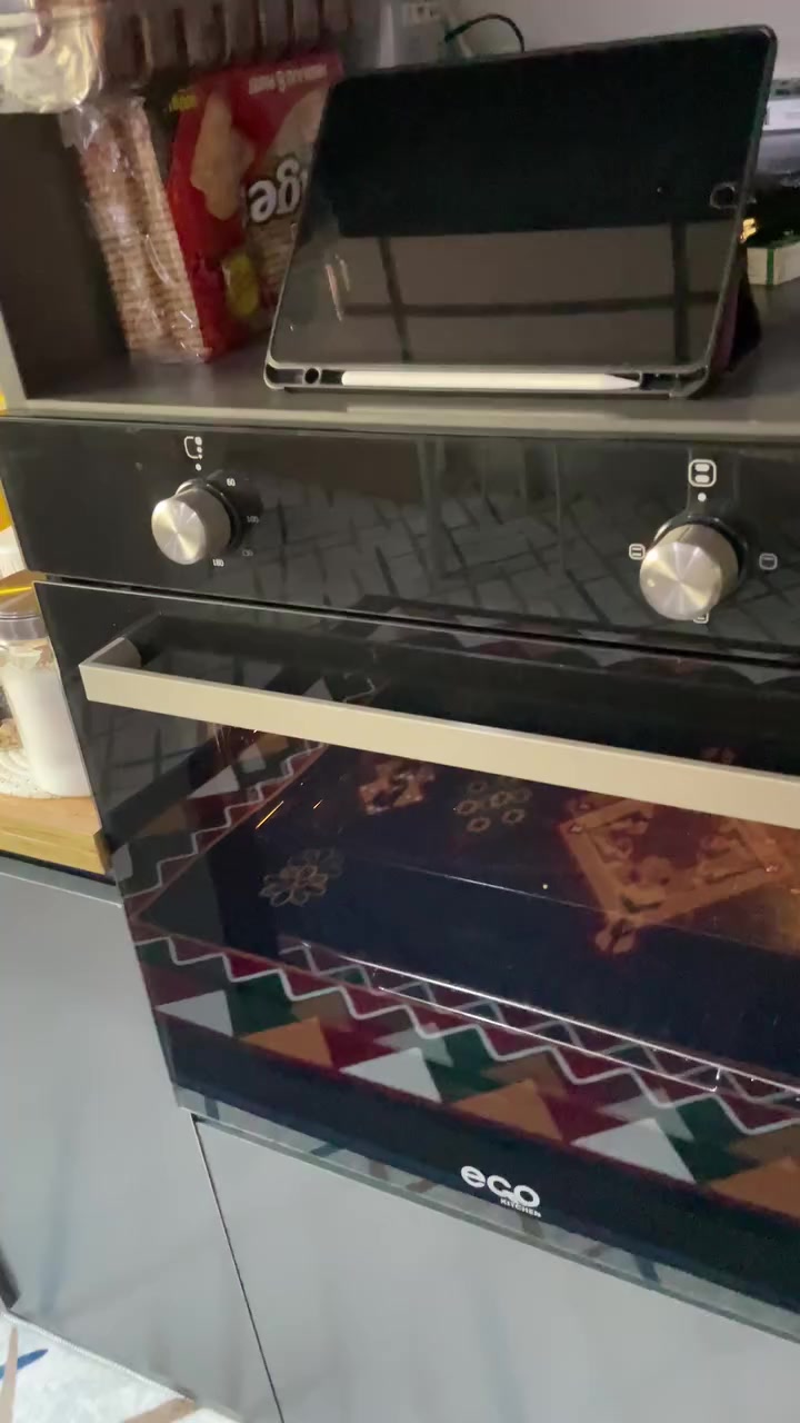 فرنی ناو کەوانتەر مارکەی ئەڵمانی eco kitchen زەمان پانکەی هەیە هەتا ١٨٠ ئۆتۆماتیک ناکات هەتا سەرو ٢٢٠ هەیە گەرمیەکەی زۆر بە قوەتی هەیە گلۆپی ناو فرنی هەیە لەگەڵ تەل و سینی خۆی دەبڵ شوشەیە و بە گەرمی و هەڵمیش ئیش ئەکات نرخی کۆتای ٨٠ هەزار


**إذا كنت صاحب هذا الإعلان وتريد حذفه لأي سبب، رجاءا أرسل رسالة إلى الدعم الفني**