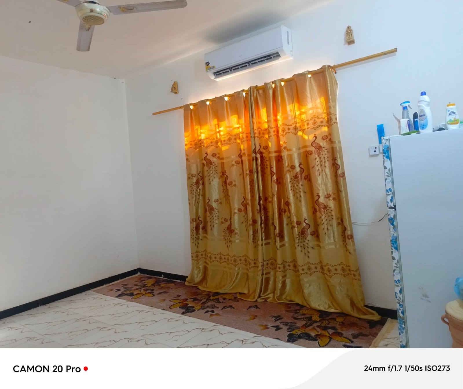 سلام عليكم بيت البيع في الحكيم
موقع ممتاز قريب على حولي
 مساحه ٢٠٠متر
 بيت حديث صب كونترات
يحتوي بيت على هول
غرفتي
وصحيات ٢
مطبخ حار
استفسار عن ***********
