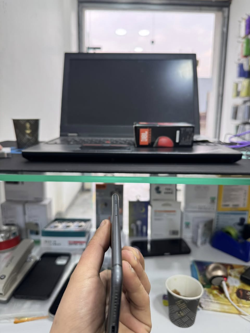 السلام عليكم آيفون 8بلص ذاكره 256 بطاريه 72 شركه تك سيم الجهاز نضافه 100\100 مثل ما وضح بل صوره السعر 140 وبي مجال لطيبين التواصل *********** ما متواجد عل فيس الجهاز شرط نورمان
