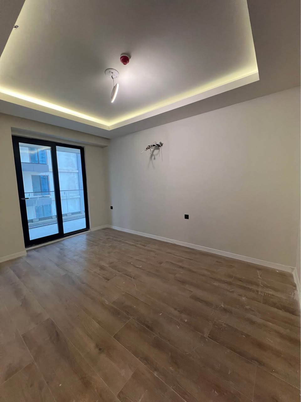 شقة للبيع في كرين وورلد تاور – أربيل
تدور على فخامة وراحة بنفس الوقت؟
#شقتك المثالية تنتظرك داخل كرين وورلد تاور، #المشروع اللي جمع بين التصميم العصري والموقع الذهبي ✨
#المواصفات:💎
• تتكون من : غرفة وصالة بتصميم أنيق وحديث
• مساحة: 84 م²
• السعر الكلي: 66,300$ - 6 دفاتر و63 ورقة
• دفعة أولى: 29,800$ 
• عند أستلام الشقة :  13,200$,- دفتر و32 ورقة والباقي #أقساط شهرية مريحة: 300$ فقط بالشهر 
📍#موقع استراتيجي في قلب أربيل، وخدمات فندقية راقية #تخليك تحس إنك تعيش داخل فندق خمس نجوم كل يوم 💫
🔥 لا تفوّت الفرصة – الأسعار تصعد كل يوم!
#احجز اليوم قبل لا تصعد #الأسعار وتضيع الفرصة من إيدك!👇🏼📞
( Call + WhatsApp + Viber )
0750-6364545
0770 4719566 
#كرين_وورلد #عقارات_أربيل
#كرين_وورلد #شقق_أربيل #استثمار_راقي #شقة_احلامك أربيل, العراق
