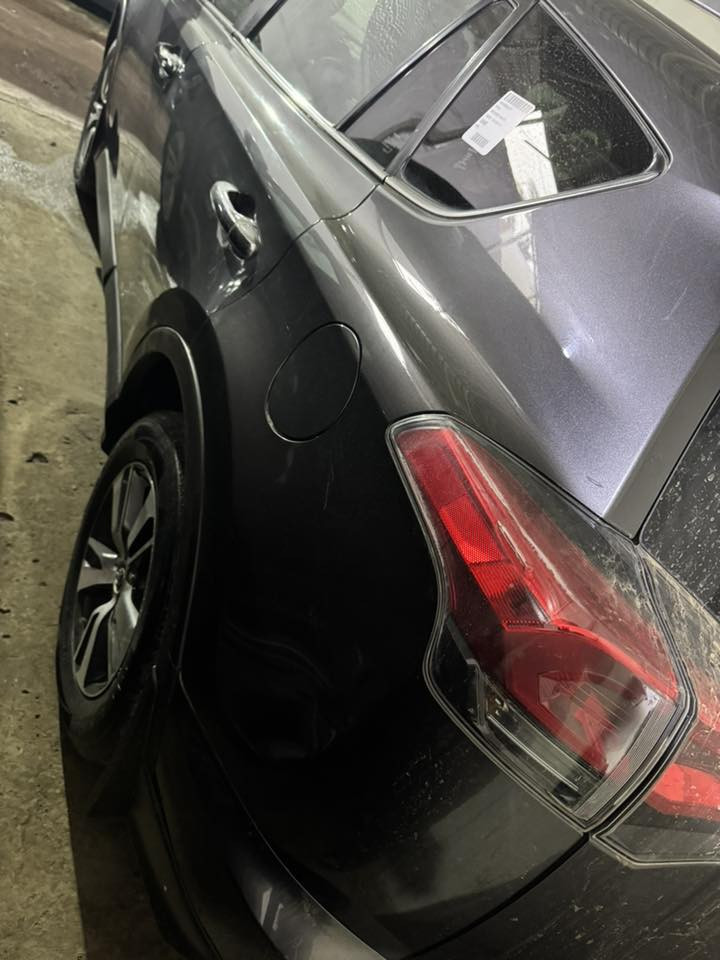 تيوتا رف 4 موديل 2018  xle جنطه كهرباء وبصمه وفتحه ماشيه 67 الف محرك كير تبريد تدفه كله خير من الله جاهزه من كللشي رقم بغداد انكليزي السعر 135 ورقه بيه صبغ 5 قطع بدون دواخل ***********
