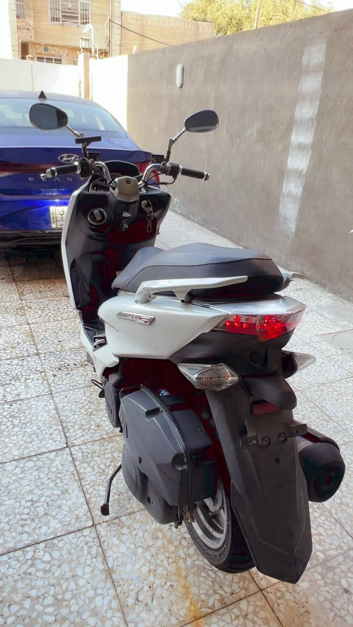 السلام عليكم دراجه ماجستهs صارله3اشهر نازله من الرمبه عله ايدي دراجه جديده اسويجات عدد2 اوراق اصوليه كامله دراجه كل نقص مابيه مكاني كماليه شارع لاصفر*********** ماشيه41
