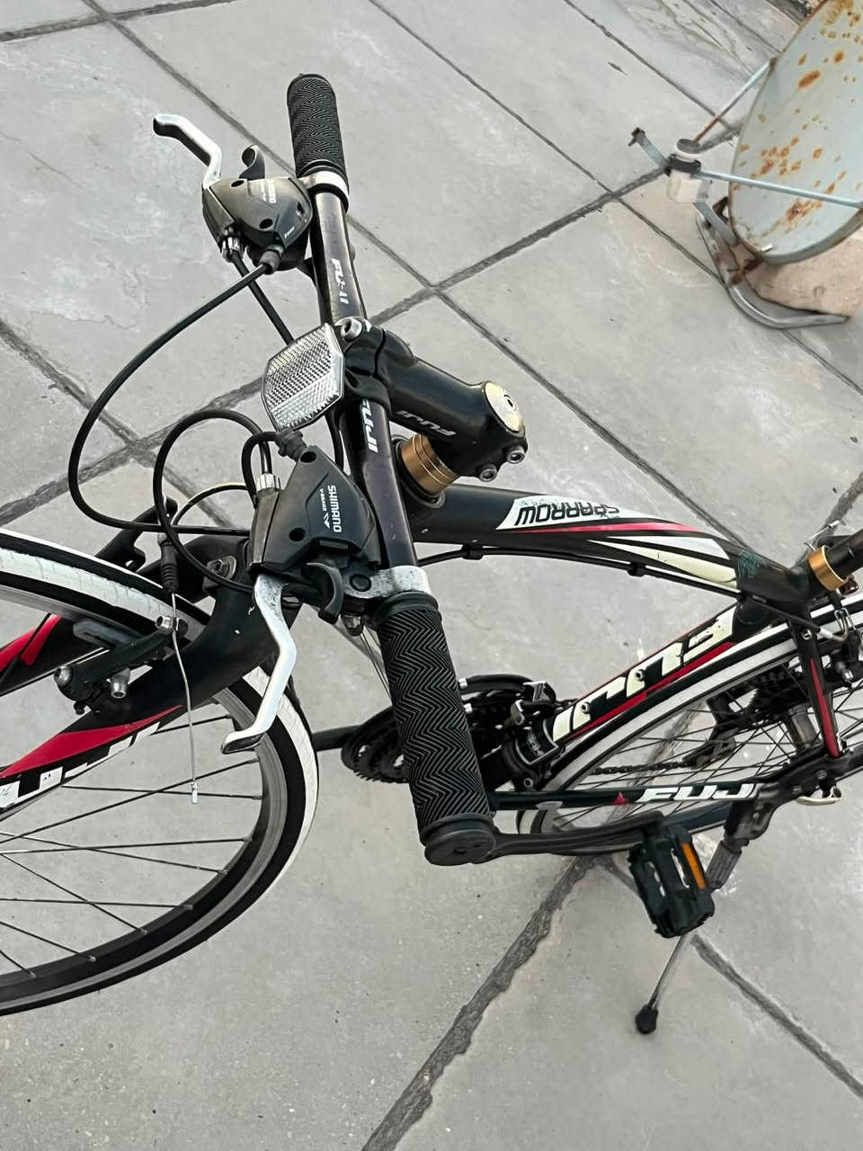 دراجه البيع من ماركه. فوجي غنيه عن تعريف🚵✔️
دراجه وضع خاويه غير مستخدمه بل عراق وكله بلاديه. 💯✅
هجينة (Hybrid / Flat-bar Road Bike) من إنتاج شركة Fuji (فوجي) الشهيرة. ✅💯

‎📋 المواصفات الكاملة (حسب المواصفات الشائعة لهذا الموديل):
* الهيكل (Frame): مصنوع بالكامل من الألومنيوم الخفيف والمتين (تقنية خفض الوزن A2-SL Custom Butted Alloy) لحمايتها من الصدأ وتوفير وزن ريشة أثناء القيادة والتحكم.
✅💯
‎الإطارات والعجلات (Wheels & Tires):
* عجلات قياس 28 إنش (المعروفة عالمياً بحجم 700c).
* الإطارات نحيفة مخصصة للمشي السريع على الأسفلت والطرق المعبدة، وتتميز هنا بـ خط جانبي أبيض يعطي الدراجة مظهراً رياضياً جذاباً. 

‎نظام ناقل الحركة (Drivetrain):
* نظام سرعات 8 خلفي × 3 أمامي (بإجمالي 24 سرعة) أحسب سنة الإصدار الدقيقة.
* المكونات والتحويلات من شركة Shimano (شيمانو) اليابانية لضمان سلاسة التنقل بين التروس. 

‎المكابح (Brakes): مكابح حذوة (Rim Brakes) ميكانيكية تقليدية، توفر استجابة جيدة ووزناً خفيفاً وسهولة تامة في الصيانة.[1]
‎المقود (Handlebar): مستقيم (Flat bar) يضمن وضعية جلوس مريحة للظهر والرقبة، ومناسب جداً للمسافات الطويلة أو المشاوير اليومية داخل المدينة
السعر. 235مجال بسيط. 
يوجد توصيل جميع محافظات. عراق. 🚚🚵
***********☎️
