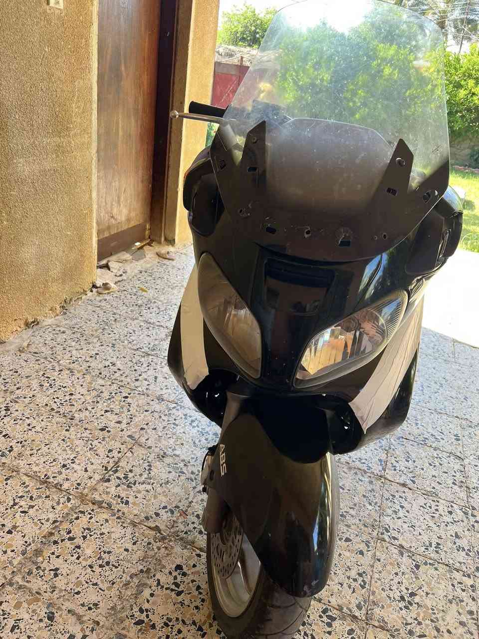 سلام عليكم دراجه سكاي ويف 650مكينه برغي ما مفتوح بيه مواصفات الدراجه مري شفط دبل گير اوتو و عادي 5 نمر نضام ABS مري  شفط يدات تدفئة دراجه خير من الله صار عندي مشكله غسلت المكينه فصل عندي الگير دراجه ما تعبر 40 ماعرف شنو سبب بس اكو حساس بل كير احركة يعشق الكير تصفة دوسلهة تعبر 180 تگعد الحساس ترجع تمشي 40 اللبع او مراوس حسب القناعه السعر مليون بيهة مجال حگ جية مكاني ديالى وعتذر عل اطاله ***********
