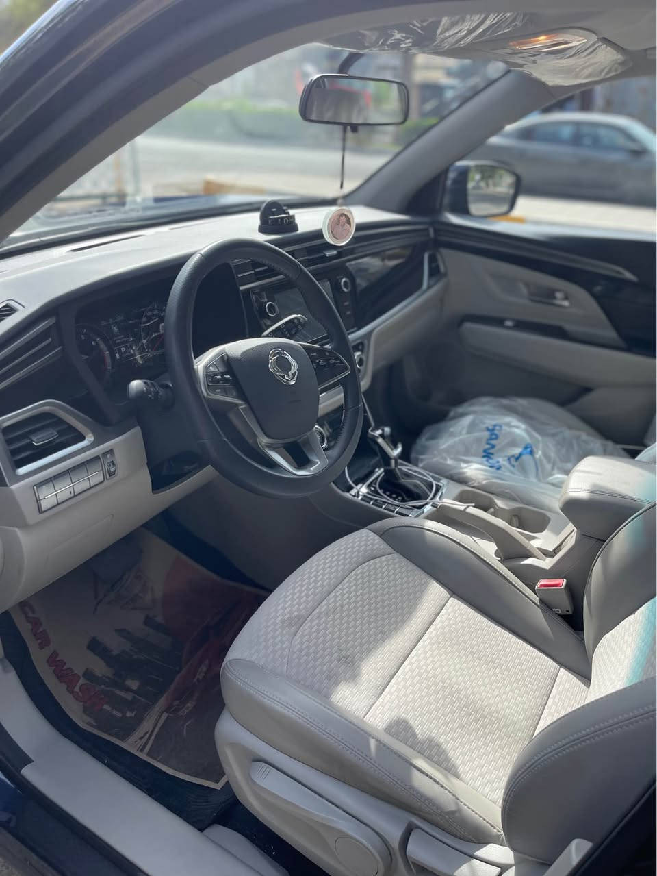 كوراندو الكوري للبيع 
سانغ يونغ كوراندو موديل 2023 رقم بغداد 
السيارة كورية 
محرك 2000cc المرغوب
ماشية  21ألف   
فول مواصفات 
فتحه بلقماره
دخول ذكي 
تشغيل ذكي
دواخل لونين ابيضّ مطعم بالأسود 
مصابيح led
بلوجكترات ضبابية led
نضام سبورت رياضي شفتات بل ستيرن
كشافات نهارية
ويل كب 18
فول تحكم ستيرن
شاشة تعمل باللمس
تدعم نظام ابل كار بلي
و تدعم نظام الاندرويد
مري كهربائية
اشاراة مري
حساسات امامية خلفية
كامرة 
نظام أوامر صوتية

و بيها هواي مواصفات

اطلع بيها تراي وين ما تريد سيارة كلش حلوة
السياره اني اسدد مصرف لسنوية باسمي يعني اليشتري اسويله وكاله 
السعر 165 *********** مكان السيار بغداد الكاظمية بغداد, العراق
