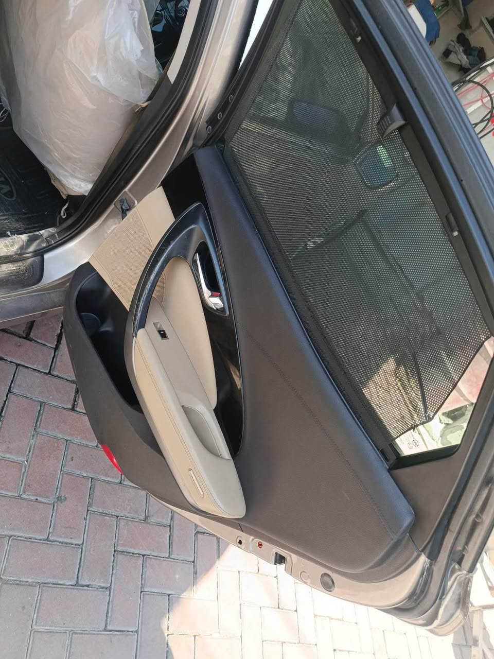 � للبيع: هيونداي أزيرا 2012 (Hyundai Azera 2012)

✅ موديل 2012
✅ فول مواصفات
✅ محرك V6 سعة 3.0 أو 3.3 (حسب الفئة) مع جير أوتوماتيك 6 سرعات.  
✅ فتحة سقف
✅ داخلية جلد
✅ حساسات أمامية وخلفية
✅ كاميرا خلفية
✅ تشغيل بصمة وستارت
✅ تبريد ممتاز ومكينة وجير بحالة طيبة
✅ السيارة استخدام يومي وجاهزة  ثلث قطع صبغ اصل خليجي بغداد, العراق


**إذا كنت صاحب هذا الإعلان وتريد حذفه لأي سبب، رجاءا أرسل رسالة إلى الدعم الفني**