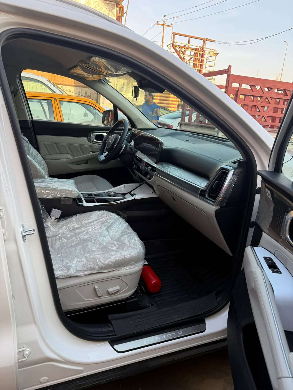 سلام عليكم
سورنتو 2025 ماشيه 6000  كفاله من الشخط
أربع كامرات دادشوب ويل 20  جنطة كهربائيه كشنات كهربائيه حساسات امامي خلفي وباقي المواصفات معروفه 
السعر 320 
مكانهه دوانيه 
للاستفسار ***********
