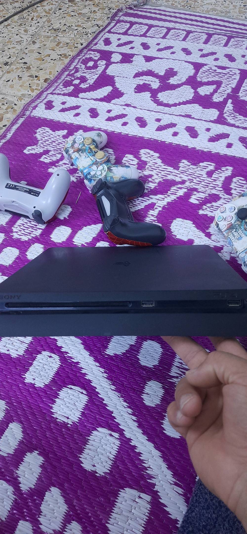 سلام عليكم شباب   ps4 سلم مهكر نظيف جدا وغير مفتوح او داخل صيانه لوك  نظام 12.00 وتكدر شغل اونلاين معه قرص تهكير معه 8لعبات وقرص GTa5 معه 4 يدات بلي معه Ups جديد استخدام جدا قليل سعره330 الف