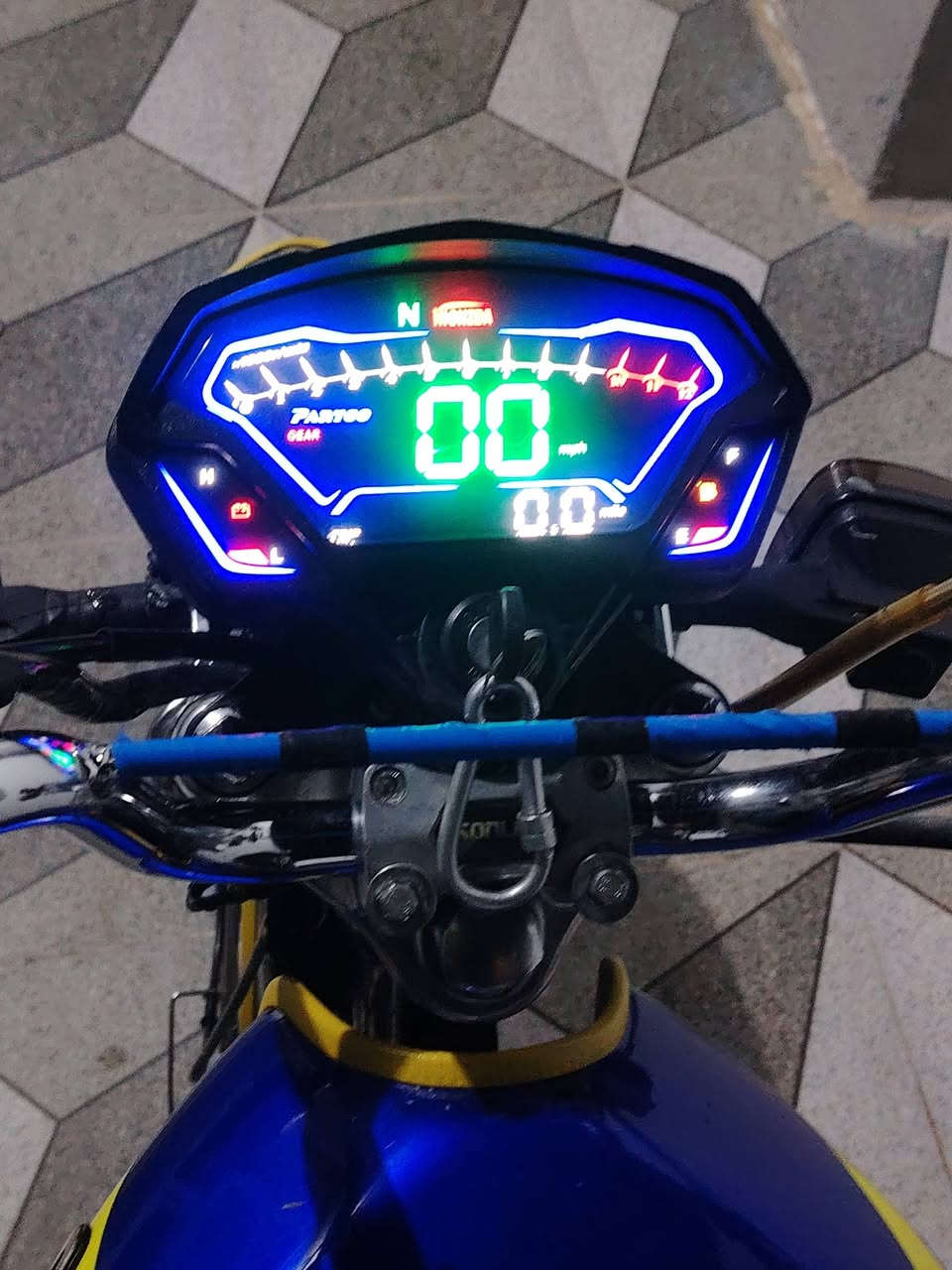 السلام عليكم
دراجه تايكر موديل 2024
كفالة عامة من التاير للتاير
دشبول إلكتروني تاير خلفي جديد
كهربائيات كلها شغالة ما بيها اي نقص
صالنصة جعرة صوتها يخبل 
المكان ديالى المقدادية تقاطع الوجيهيه
للاستفسار الاتصال على الرقم
***********
