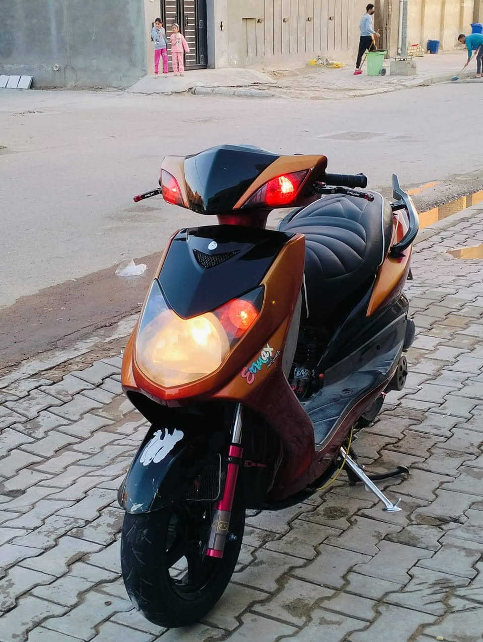 سكنس فحل مزود بلاد من اليابان
صالنصة رياضية صچمية يابانية 
كور أربع ولفات من شركة WF 
بوشة 59 ونص يعني هم سرعة وهم تنسة الحماوة
راديتر دهن 
رولة حجم 600
كلچات رياضية خلفي من شركة Dy وامامي من شركة NVT 
خرز رياضي 11g
دبلات أمامي رياضي شركة ncy 
دبلات خلفي رياضي يصعدن وينزلن بلاد 
تاير جلاتين 
يدات بريك قلاب مال Pcx
يدات سكليتر من شركة كوسو
كشن رياضي 
سبايدر رياضي كاربون فايبر
شوتة رياضية 
فراك بريك رياضي 
فلنجة رياضية 
قطرة دهن رياضي أم القفل

دراجة منين متجيهة ملغومة تزويد دراجة شرط شلعة ومعدل تشك الكاع اكفلهة من الشرك والتچفيت والبوك وشتريد اني خادم 
مكاني واسط كوت شارع أربعين 
اعتذر على الإطالة سعرهة مليون وربع     ***********
