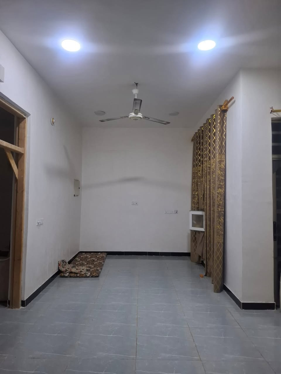 البيت طابو صرف في بعقوبة باب الدرب مساحة 200متر مربع عشرة عرض نزال عشرين بيت بناء حديث كلة درجة اولى أعلى من الشارع في مقاطعة 14 متواجدة جميع الخدمات في المنطقة عرض  الشارع الرئيسي 24متر والفرعي عشرة متر 

***********
