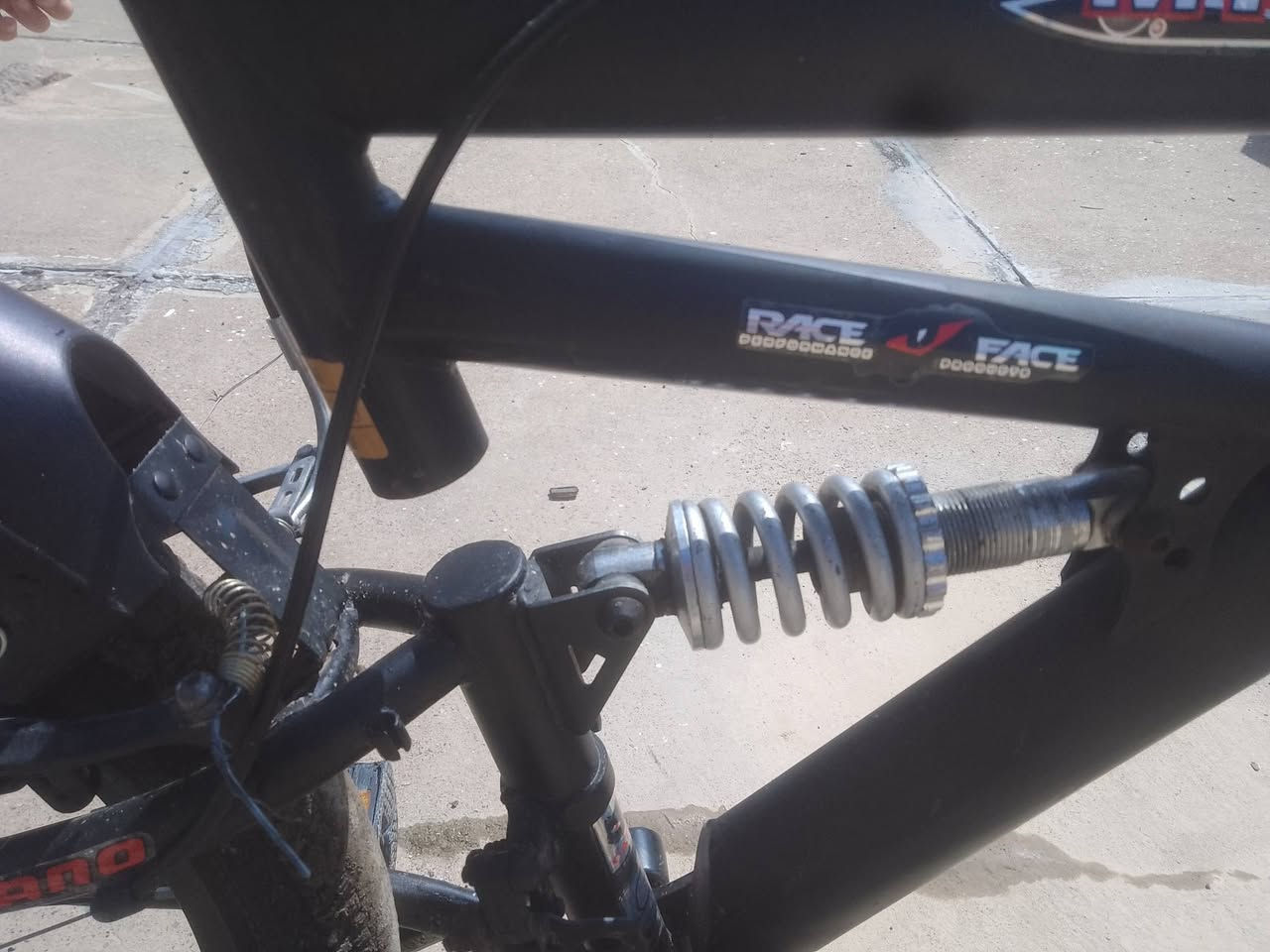 السلام عليكم ورحمة الله وبركاته 
بايسكل جبلي 
دبلات شغلات 
بريك الأقدام بس شغال 
نضيف مابي شي
السعر 90 او بي مجال 
رقم الهاتف ***********
