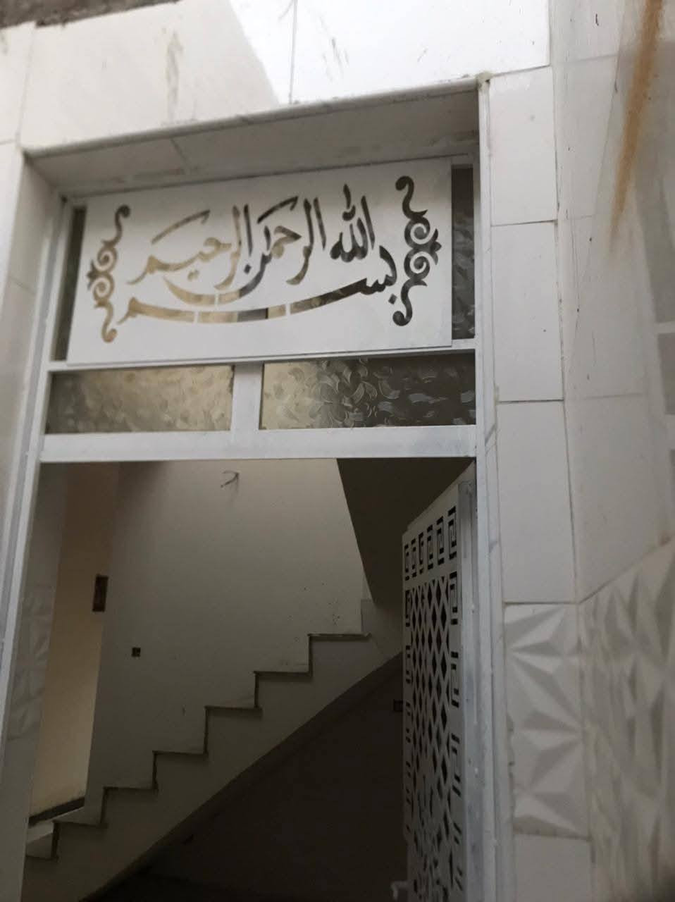 بسم الله الرحمن الرحيم
#للبيع #للبيع  
دار حديثة طابق ونصف للبيع 
طابو زراعي.. مساحة البيت ١٠٠ م .. يحتوي الطابق الأرضي ع استقبال ومطبخ حار وبارد حولي .. غرفة نوم حمام وتواليت داخلي ومغاسل وتواليت خارجي .. الطابق العلوي غرفة نوم كبير وبيتونة وبالكونة .. البيت زيرو هسة طلعوا العمال .. 
جاهز للسكن .. العنوان كرغولية قرب صالون ام بنين
للإستفسار الاتصال على الرقم ***********
