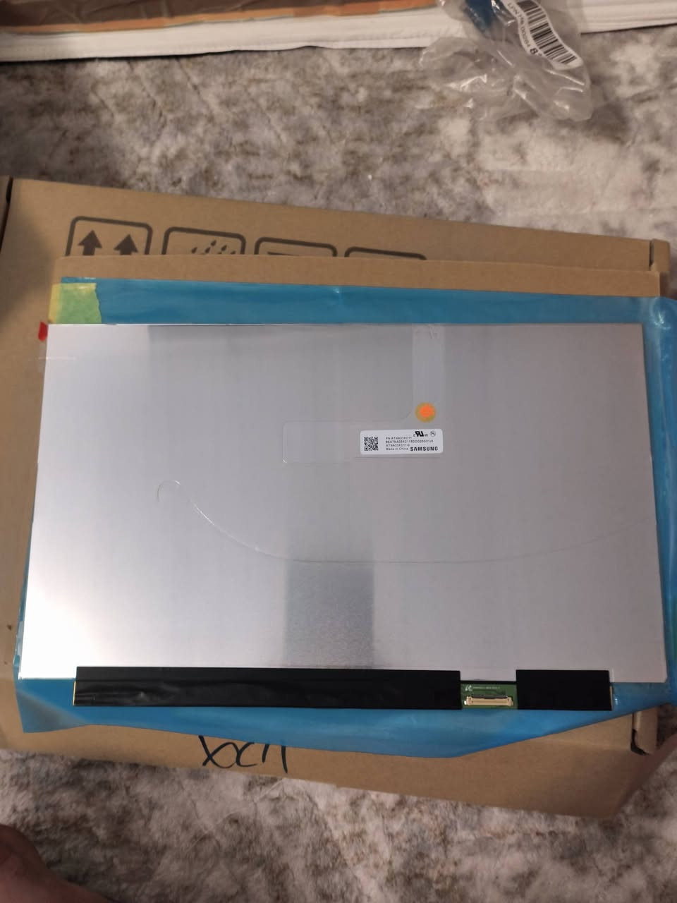 شاشة لابتوب OLED الأصلية مع الكفر الخلفي (الغطاء) كامل لـ Asus ZenBook 13
​طقم كامل وجديد توب، يفيد جداً للي لابتوبه مكسورة شاشته أو الغطاء الخلفي صاير بيه فطر.
​المواصفات والتفاصيل:
​الشاشة: شاشة OLED الأصلية من شركة SAMSUNG.
​موديل الشاشة (PN): ATNA33XC11-0.
​القياس والدقة: 13.3 إنش بدقة Full HD (1920x1080).
​المنفذ: 30 Pin.
​الكفر الخلفي (الغطاء): موديل UX325A المخصص لسلسلة Asus ZenBook 13 UX325.
​الملحقات: يجي وياه كيس البراغي الأصلي الخاص بالكفر.


**إذا كنت صاحب هذا الإعلان وتريد حذفه لأي سبب، رجاءا أرسل رسالة إلى الدعم الفني**