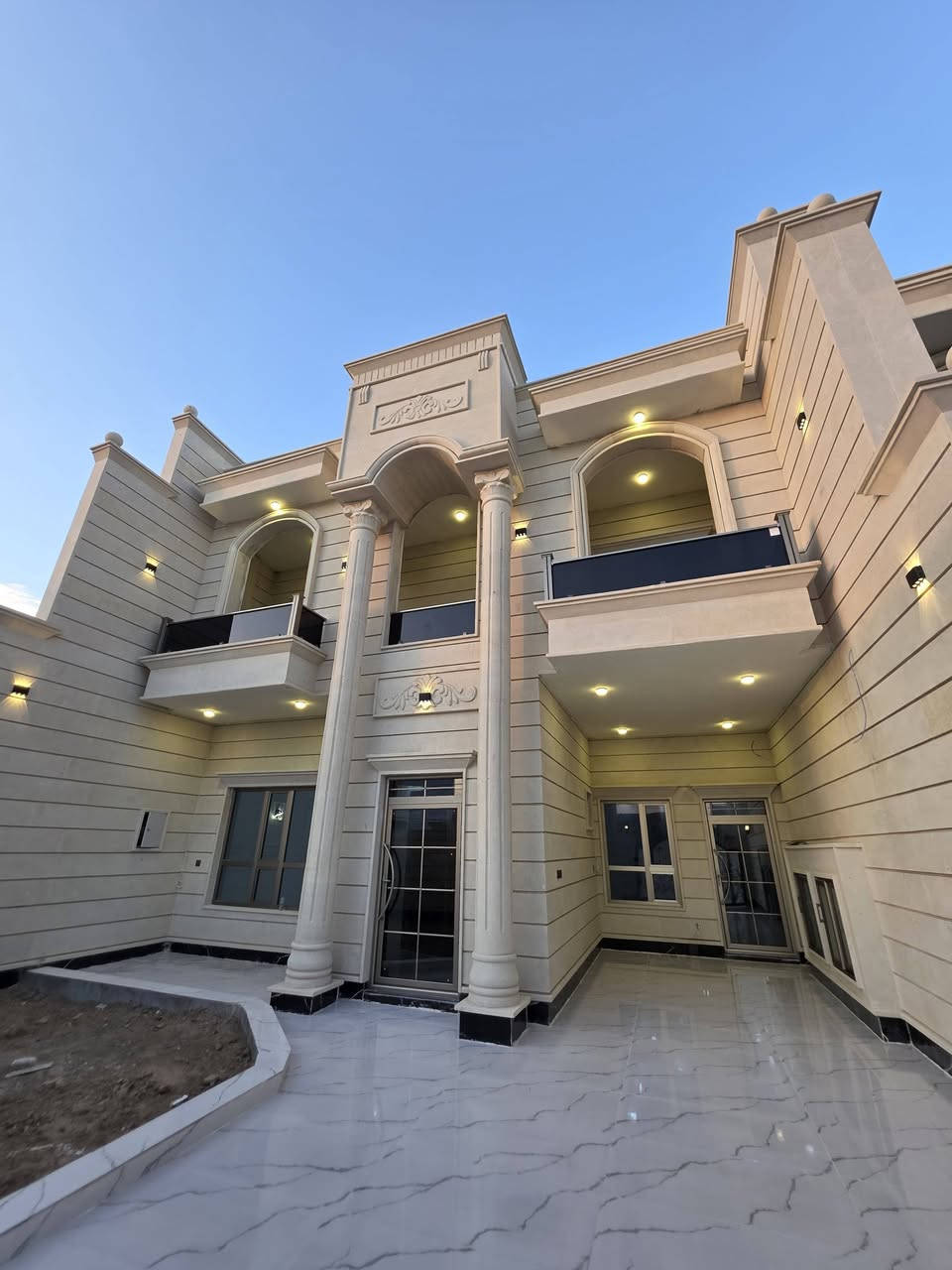السلام عليكم ....🖤
▪️دار 🏡 زيرو للبيع طابقين /  القادسية - منطقة الحلاوي تبليط وارصفة كاملة البيت فوووول تصميم حديث 
▪️مساحـــة الـــدار 300 متر الواجهه 10 متر 💯
▪️4 غـــرف نـــوم + 3 مـــجاميع صــحية + مناور عدد 2
▪️اســتقبال كبير + مطــبخ + صاله وسطية كبيرة + حديقة 
- واجهه الدار حلان👇 سحب ملكي + السطح شتايگر + الصحيات نظام دفن + الابواب قاصة + المغاسل تعليگ بورسلين + الابواب الداخلية تركي درجة اولى + گراج سيارة + بورسلين دبل لمعه + الشبابيك المنيوم
▪️للأستفسار: ***********
