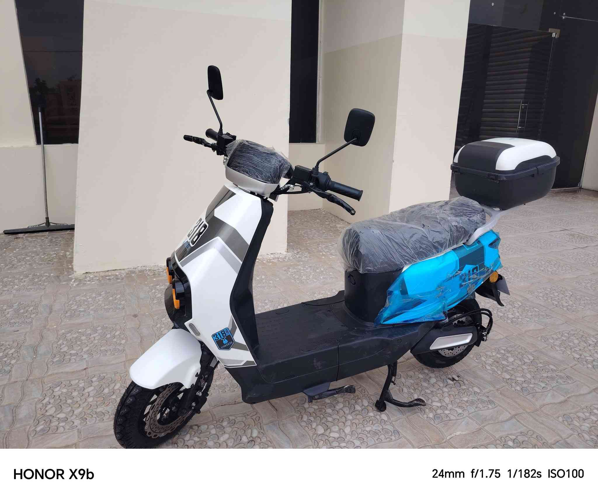 ماطور للبيع 318 ما صار له شهرين ملف 2000 ست بطاريات كل شيء شغال بيه سعر 700 وبي مجال***********
