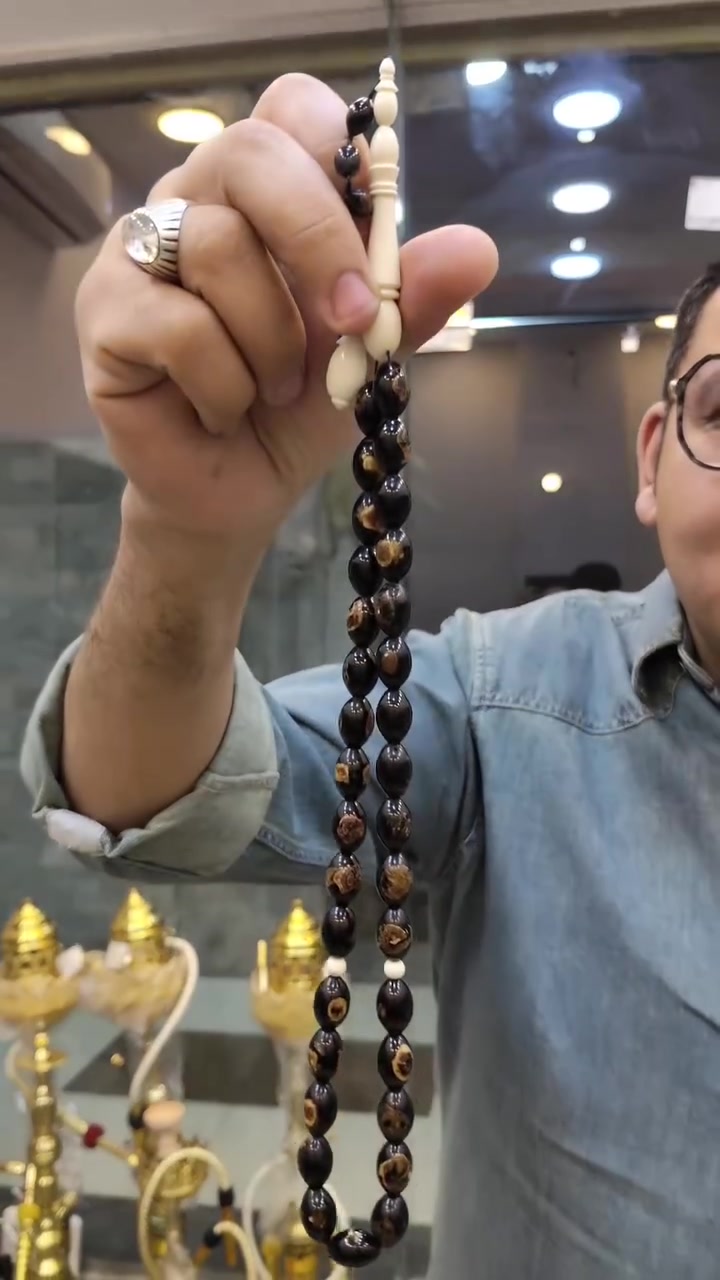 افخم مسباح يُسر بحر احمر مع العاج الاصلي (سن الفيل)
شكل الحبه بيض يمام مقاس 10*14 عدد 33 حبه 
سعرها بالجنيه 3500
 ب الدولار 75$


**إذا كنت صاحب هذا الإعلان وتريد حذفه لأي سبب، رجاءا أرسل رسالة إلى الدعم الفني**