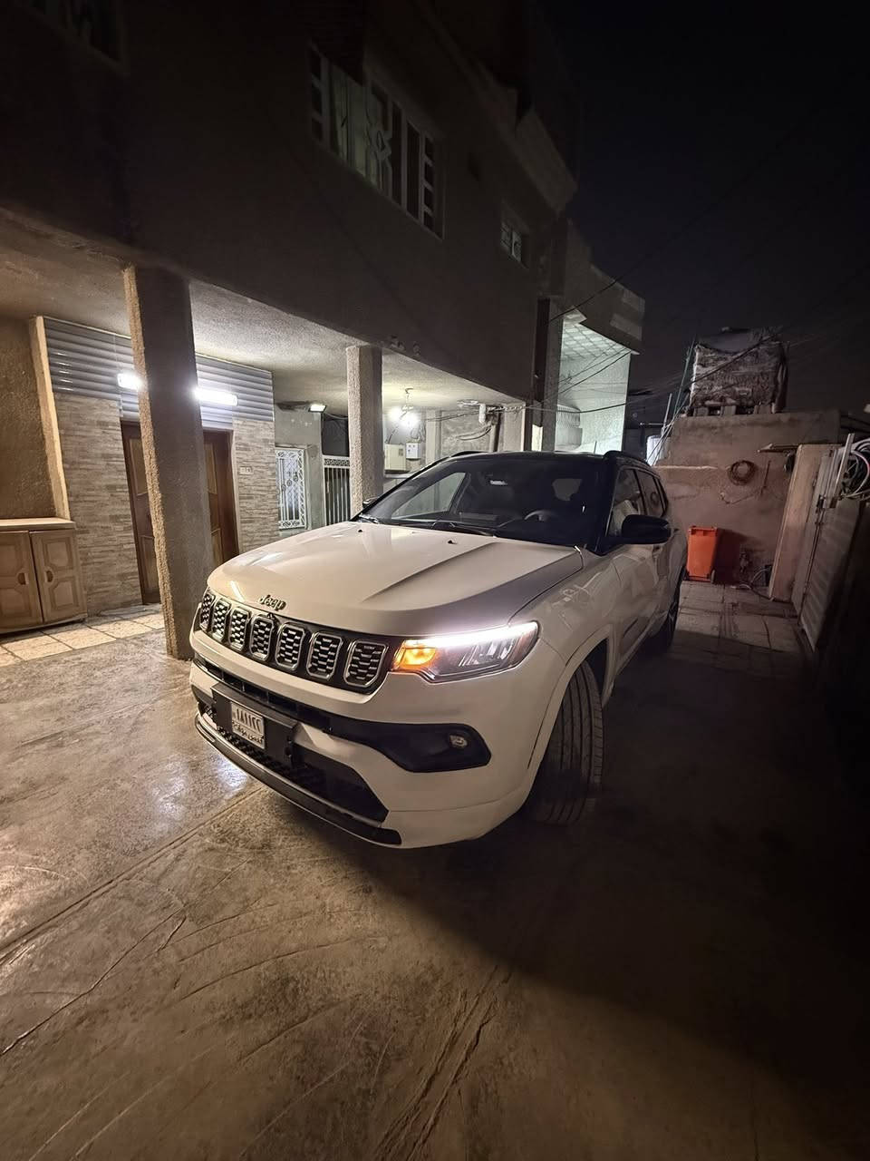 سلام عليكم
الحلوة للبيع 
جيب كومباس 2025 لمتدد فول عدا بنورما 
سيارة دخول جديد منفيس (فحص مؤقت) بسمي 
بدون رقم 
سيارة جديدة لوك ماشيه 3000 اخت زيرو 
بنيد وجاملغ ايمن مبدل نفس لون وبيه بارد بالجاملغ خلفي 
سيارة فول مواصفات وجديدة وبالعافيه للي تكون من نصيبة 
المواصفات 

▪️ الفئة: Limited فل كامل
▪️ المحرك: 2.0 تيربو 4 سلندر بقوة عالية واقتصاد بالوقود
▪️ ناقل حركة أوتوماتيك 8 سرعات + دفع رباعي AWD
▪️ اللون: أبيض × أسود (تو كلر)
▪️ ويلـات S رياضية مميزة قياس كبير
▪️ لايتات LED أمامية وخلفية + LED نهاري
▪️ داخلية جلد فاخرة مع تطريز مميز
▪️ مقاعد كهرباء مع تدفئة
▪️ شاشة وسطية كبيرة + Apple CarPlay + Android Auto
▪️ شاشة عدادات ديجتل كاملة
▪️ كاميرا خلفية 
 + نقاط عمياء
▪️ مثبت سرعة + تحكم ستيرن متعدد
▪️ دخول ذكي وتشغيل بصمة
▪️ مكيف أوتوماتيك دجتل مزدوج
▪️ نظام مانع انزلاق + ثبات إلكتروني + وسائد هوائية متعددة

▪️ ممشى قليل جداً وحالة وكالة 

💰 السعر مناسب وقابل للتفاوض للجادين 
ب 140 وبيه مجال 
عنوان بغداد 
للاتصال :***********
