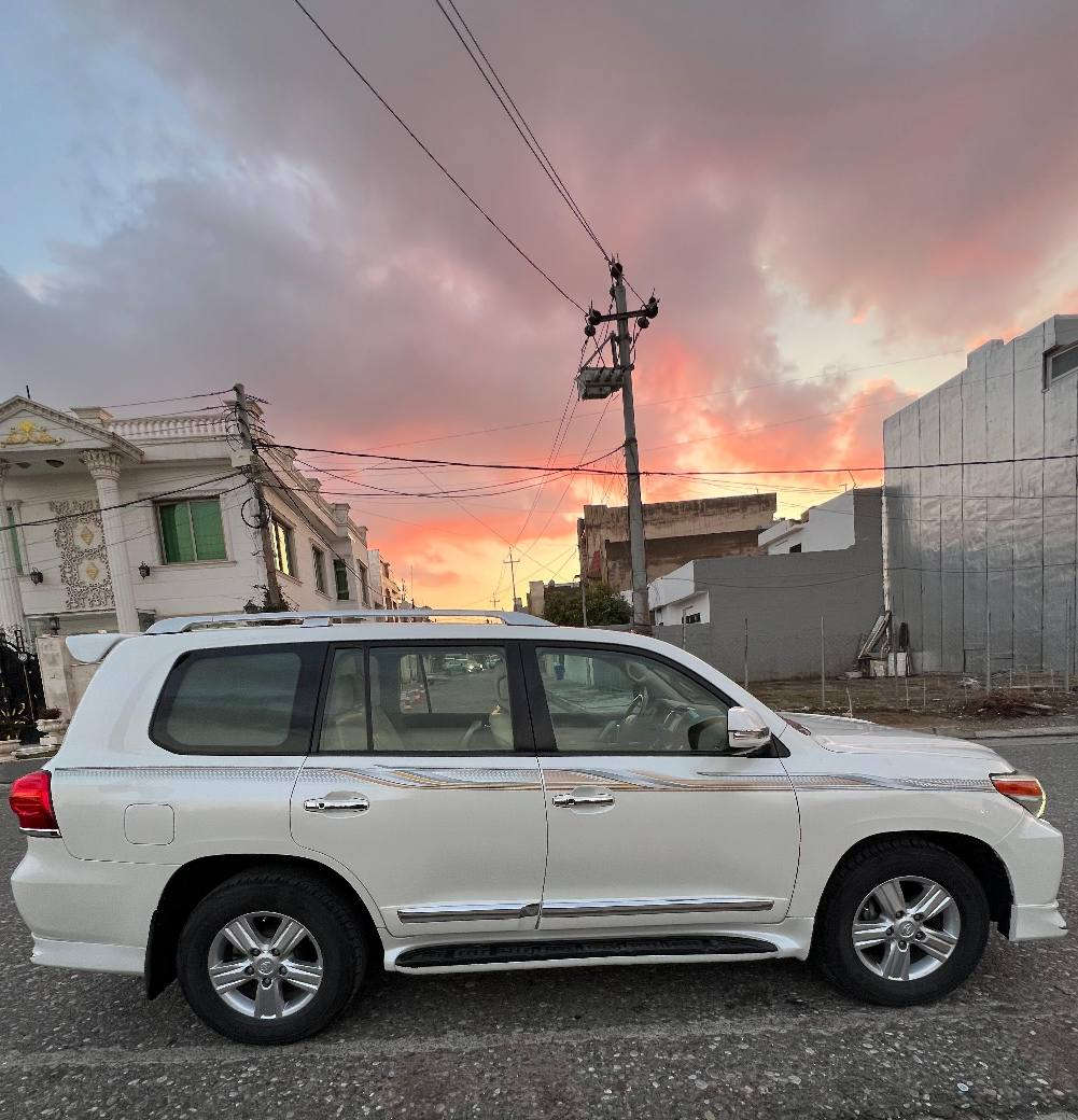 تويوتا لاندكروز 2015 vxr .v8 فول مواصفات چوار تايةى نوى بو بةستراوة بةناوى خومة سةيارةكة بي صبوغة كةميك ساردى هةية مةكينة نةكرايتةوة گير و مةكينةو كارةبايي اكسل و دبل اكسلو پيش و پشت  هةموو بةشةرت 
تويوتا لاندكروز 2015  vxr .v8 سيارة بدون صبوغ شوية بي تعديل بارد سياة باسمي محرك گير اكسل دبل اكسل كهربايي كل بشرت سيارة شدينا تخم طاير جديد و صدر و خلف كل بشرت مابي اي نواقص *********** أربيل, العراق
