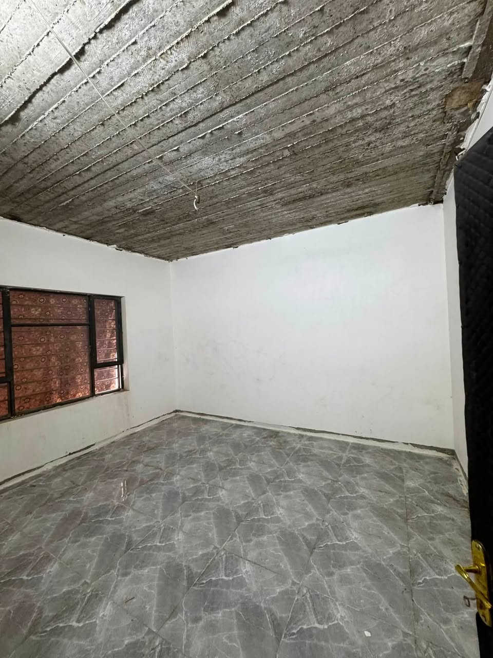 بيت للايجار حي الشيماء قرب جامع رسول الله مساحة ٢٠٠ واجهة ١٠ يحتوي على غرفتين نوم هول ومطبخ وكراج بيتونه كبيرة سعر الايجار ٢٥٠ الف 
***********
***********
