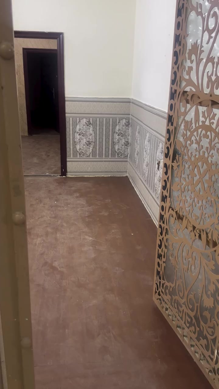 السلام عليكم يوجد شقه جديده غرفه وصاله طابق ثاني للايجار  عائله صغيره
جميله محله ٥١٦ قرب مدرسه ثغر العراق 

450 الف يشمل كلشي

0786 901 5689
