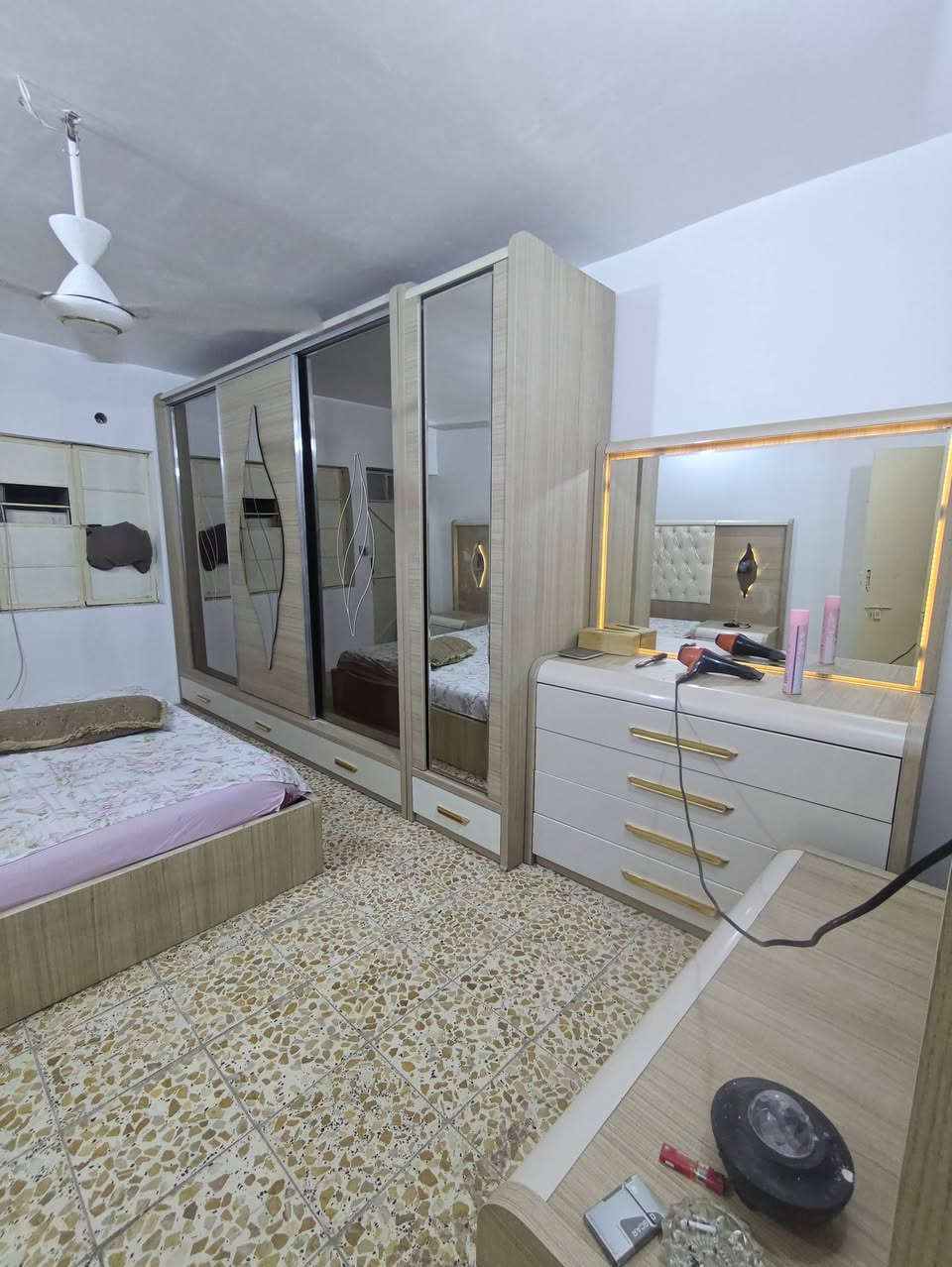 للبيع
نضيفة كلش
مكاني بغداد 
***********
