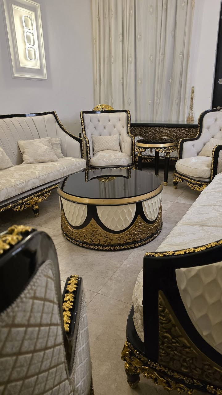 صالة ملكي دزاين ايطالي حديث جدا نظيفة تتكون من تخم ١٠ مقاعد وسيت طبلات جام وميز بلازما وميز كونسول كلهن للبيع ب٣ ملاين قفلهن قفل 🔐 شراي يتصل ع رقم 
***********
