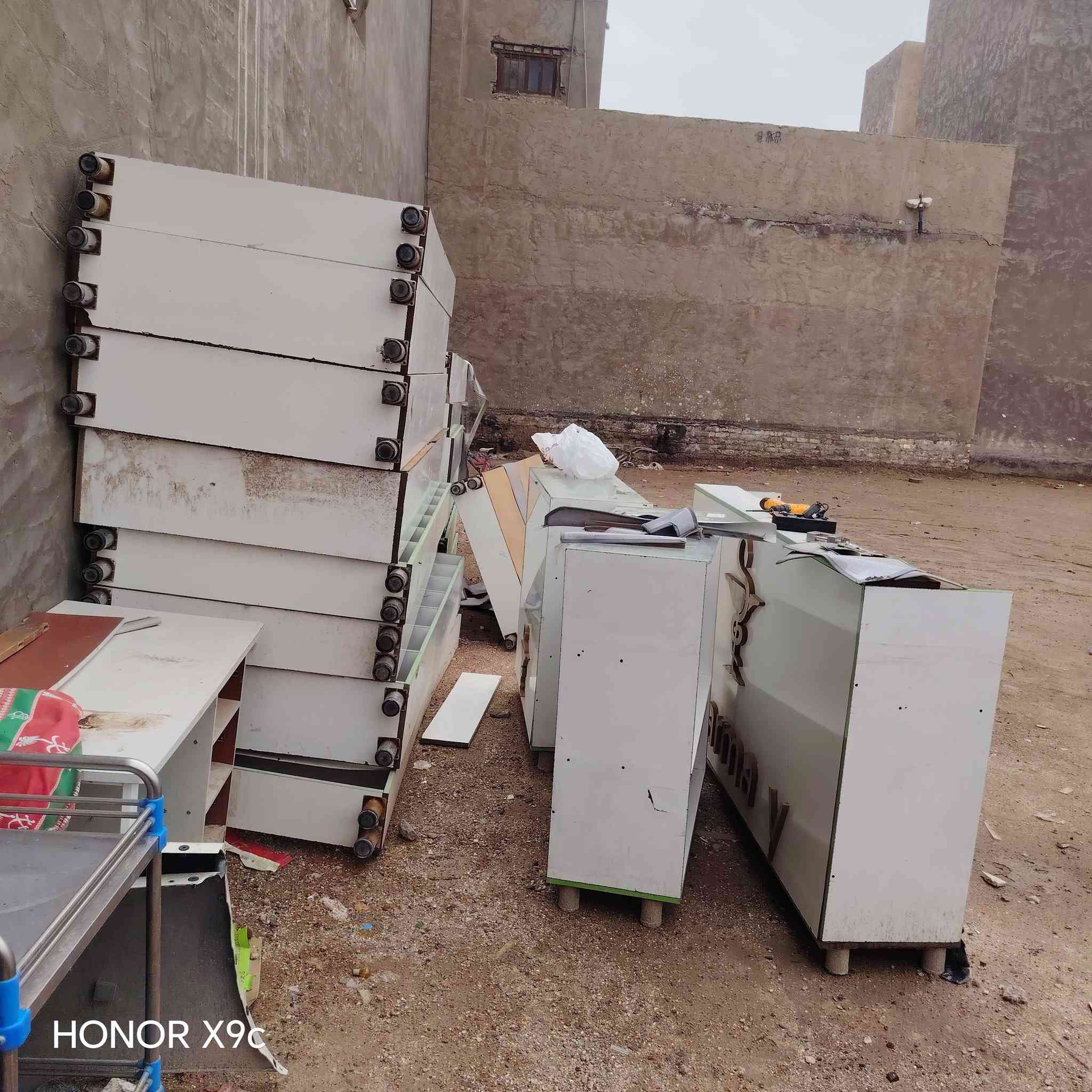 السلام عليكم عندي فاترينات مال صيدليه كاملات نضيفات ليريدهن يتصل ***********
