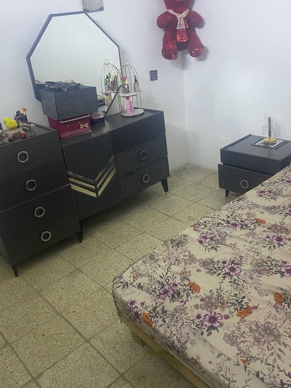 سلام وعليكم غرفه للبيع مثل ما موضحه بل  صور سعرهه ٤٠٠ وبيه مجال مكلف بل نشر *********** الاستفسار
