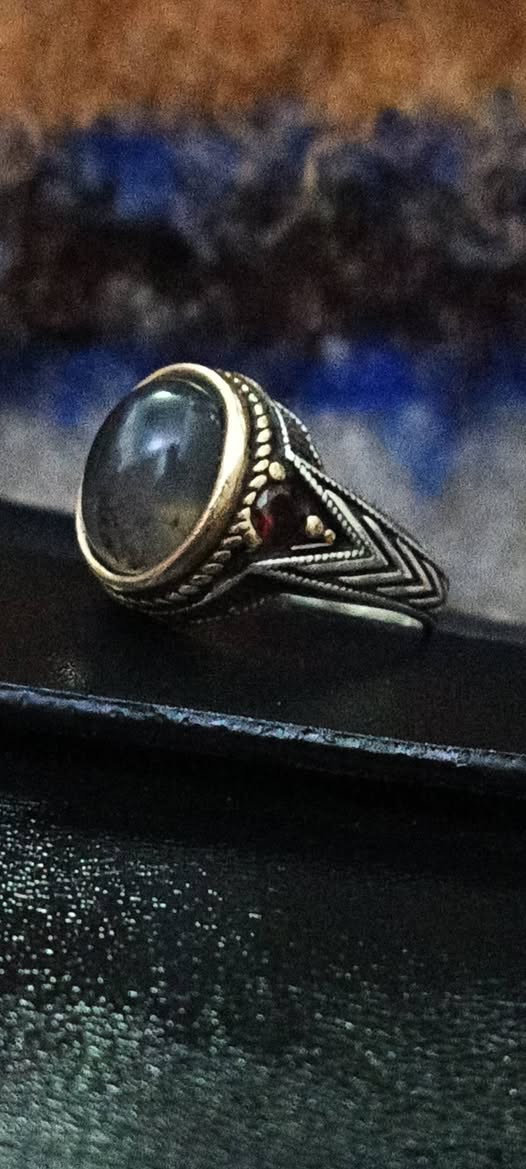 عقيق شجري مرصع بلياقوت من النواعم ..
قياس الخاتم (15_16)
السعر(30)
مكان الناصريه مركز لايوجد توصيل 
***********
