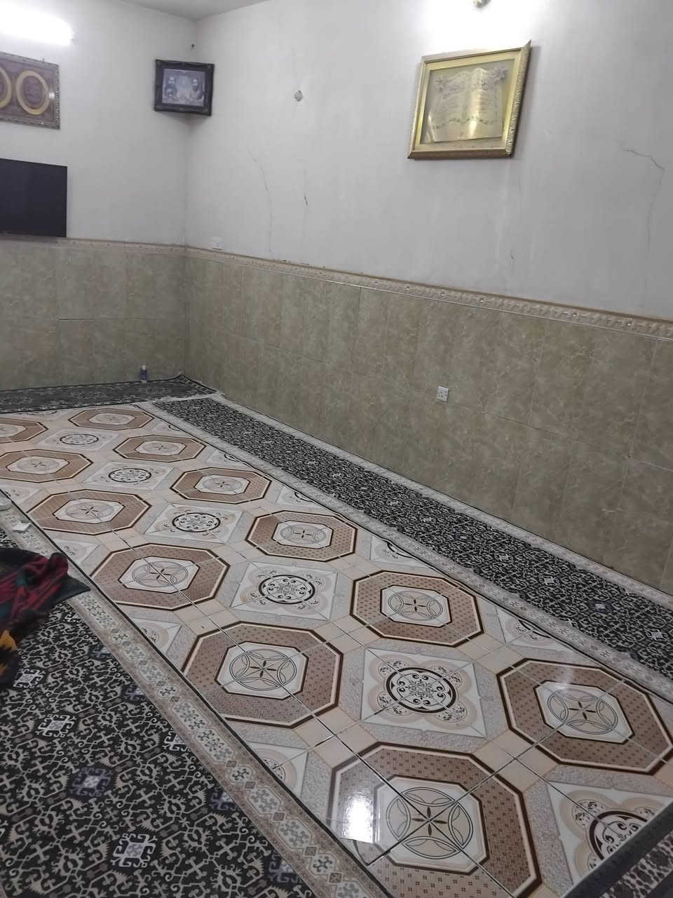 السلام عليكم دار طابقين للبيع مساحة ١٨٠ يحتوي على استقبال + هول + غرفة نوم عدد ٢ + مطبخ + مساحة درج + حمام داخلي وخارجي + طابق ثاني يتكون من غرفتين نوم + مخزن 
المكان ناحية الوحدة دخول المعمل ثالث بيت عن الشارع العام
للأستفسار ***********
