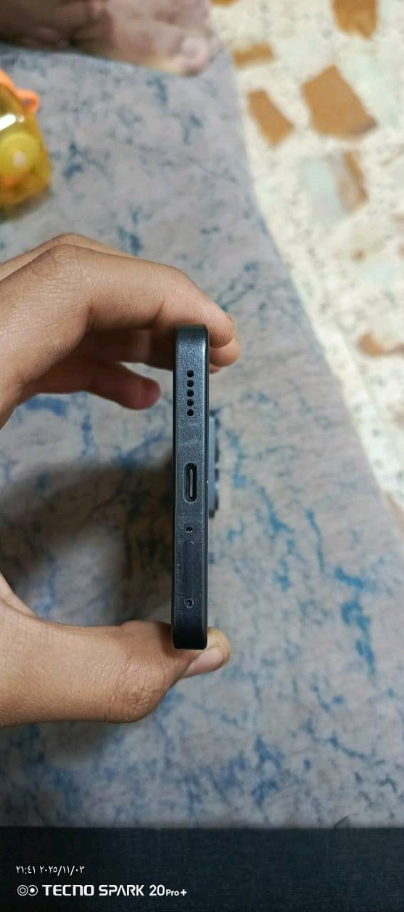 مواصفات شاومي 14T
 الوان الجهاز: الأسود Jett black 

 أبعاد الهاتف الطول: 160.5 ملم – العرض: 75.1 ملم – السُمك: 7.8 أو 8.0 ملم والوزن 193 أو 195 غرام على حسب اللون والخامات.

 خامات تصنيع الهاتف: الإطار الجانبي من الألومنيوم وابظهر جلد صناعي

 الجهاز يأتي مقاوم للماء والغبار بمعيار IP68، مقاومة الماء تصل الى عمق مترين ولمدة 30 دقيقة تحت الماء.

 الهاتف مزود شريحتي SIM من نوع Nano SIM، بالإضافة إلى دعم الشريحة الإلكترونية eSIM.

 يدعم شبكات إتصالات الجيل الثاني 2G والجيل الثالث 3G والجيل الرابع 4G والجيل الخامس 5G.

 الهاتف يأتي بشاشة من نوع AMOLED بحجم 6.67 بوصة وبدقة 1220×2712 بكسل +1.5K وبكثافة بيكسلات 446 بكسل في إنش. الشاشة محمية بطبقة زجاج غوريلا جلاس 5 وتدعم معدل التحديث 144 هرتز ودرجة سطوع تصل حتى 4000 شمعة، بالإضافة إلى دعم عمق ألوان يصل إلى 12 بت، ملما يتيح عرض 68 مليار لون.

 هاتف شاومي 14T يأتي بمعالج من ميدياتيك Dimensity 8300 Ultra ثماني النواة بتردد 3.35 و 3.20 و 2.20 جيجاهرتز مع معالج رسومات Mali G615-MC6، المعالج مصنوع بدقة 4 نانوميتر.. 120فريم

 يأتي بذاكرة تخزين داخلية 512 جيجابايت من نوع UFS 4.0 وذاكرة الوصول العشوائي الرام 12 أو 16 جيجابايت  ، الجهاز لا يدعم إمكانية زيادة مساحة التخزين الخارجي عبر بطاقة الميموري كارد MicroSD.

 نظام تشغيل الهاتف أندرويد 14 مع واجهة المستخدم HyperOS 1.0 التي تدعم بعض ميزات الذكاء الاصطناعي.

 الهاتف يأتي مزود بثلاث كاميرات خلفية بالتعاون مع شركة لايكا. الكاميرا الرئيسية بدقة 50 ميجابكسل وبفتحة عدسة F/1.7، وتدعم تقنية التثبيت البصري OIS. الكاميرا الثانية بدقة 50 ميجابكسل أيضًا، مخصصة للتقريب البصري وتدعم التركيز التلقائي. أما الكاميرا الثالثة فهي بدقة 12 ميجابكسل مخصصة لتصوير بزاوية واسعة. الكاميرات تدعم تصوير الفيديو بدقة 4K بمعدل 30/60 إطارًا في الثانية، وبدقة FHD بمعدل 30/60 إطارًا، مع دعم تصوير الفيديو بتقنية +HDR10 وبصيغة 10 بت Log.

 الكاميرا الأمامية بدقة 32 ميجابكسل بفتحة عدسة F/2.0 تدعم تصوير الفيديو بدقة 4K بمعدل 30 إطارًا، وبدقة FHD بمعدل 30/60 إطارًا، مع دعم تصوير الفيديو بتقنية +HDR10.

 البطارية بسعة 5000 مللي أمبير تدعم الشحن السريع بقدرة 67 واط.
شحن من 0 الى 100 ب 40دقيقه
 الهاتف مزود بسماعتين تعملان بنظام ستيريو، وتدعمان تقنية صوت عالي الدقة Hi-Res و Dolby Atmos، 

 يدعم شبكات الواي فاي إصدار 6E جيجاهرتز بالترددات a/b/g/n/ac/ax ويدعم خاصية Dual-band وWi-Fi Direct ونقطة الاتصال Hotspot.

 البلوتوث متوفر بإصدار 5.4 مع دعم خاصية LE و A2DP و LHDC.

 هاتف شاومي 14T يأتي مزود بمنفذ USB من نوع Type-C مع دعم خاصية OTG.

 يدعم نظام تحديد المواقع العالمي GPS مع دعم أنظمة تحديد المواقع الأخرى GLONASS وGALILEO وBeiDou وNavIC.

 الجهاز يدعم تقنية الاتصال قريب المدى NFC وخاصية IR blaster للتحكم في الأجهزة المنزلية بواسطة الأشعة تحت الحمراء الانفراريد.

 يأتي الجهاز مزود بمستشعرات الجيروسكوب والتسارع والبوصلة ومستشعر المكالمات التقارب.

 مزود بمستشعر بصمة الأصابع يأتي مدمج في الشاشة، ويدعم خاصية فتح القفل عبر تقنية التعرف على الوجه (Face Unlock