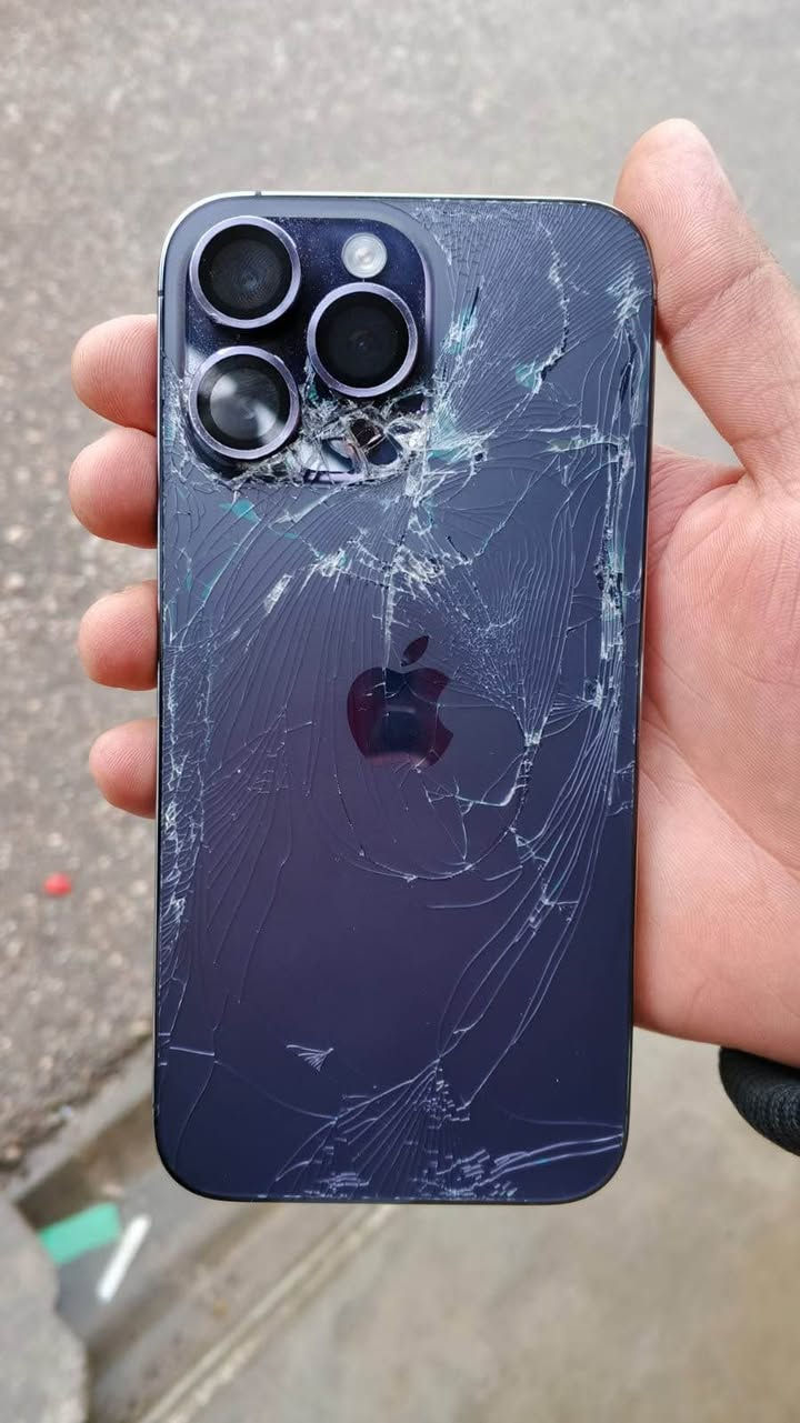 سـلام عليكم 
ايفون 14 برو ماكس ذاكره 256 شرق اوسط نسخه AH ماستر بطارية 85 جهاز مامفتوح شرط بس كسر بالظهر ونقطه بالشاشه 
***********
مكاني كركوك كركوك, العراق
