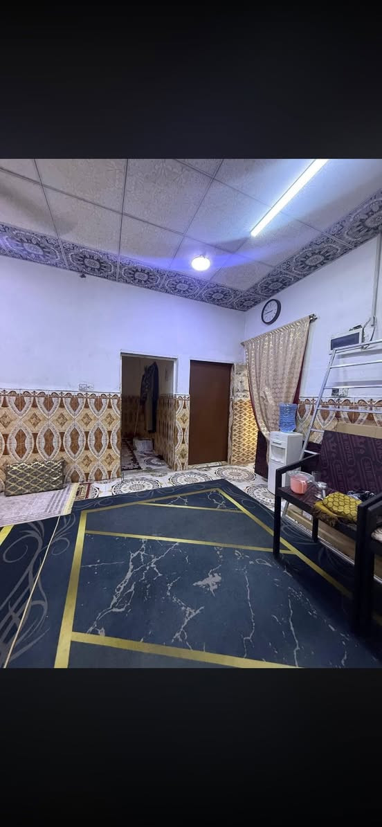 السلام عليكم 
دار سكن مساحه 120
يتكون 
1كراج
غرف منام 2 
استقبال 
ديوانيه
مطبخ 
حمامات خارجيه
سقف عكاده
شارع 10 متر
جميع الخدمات متوفره 
عوانه ابي الخصيب طريق الوسطي قرب مدارس طيور الخصيب
طابو سند 25 باسم عراقي
السعر 37 مليون وبي مجال
للاستفسار ‭0774 073 4732‬
