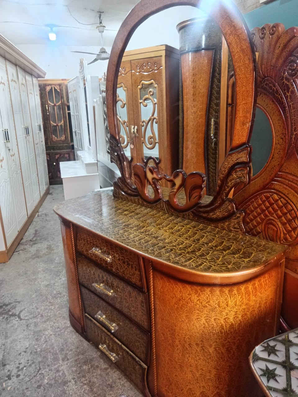 للبيع غرفه شغل عراقي جاهزه السعر ٥٥٠ قفل الرميثه مجاور اهل الذهب *********** ابو وهاب النجار
