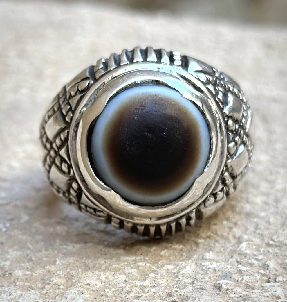 جزعة بقرية قديمة جدا خامه اصلية ذمة من الجزع طبيعي غير معالج غير مجمر صياغة المبدع نبيل الجيزاني صياغة يدوية فضة عراقية ثقيلة سعر والاستفسار خاص يتوفر توصيل


**إذا كنت صاحب هذا الإعلان وتريد حذفه لأي سبب، رجاءا أرسل رسالة إلى الدعم الفني**