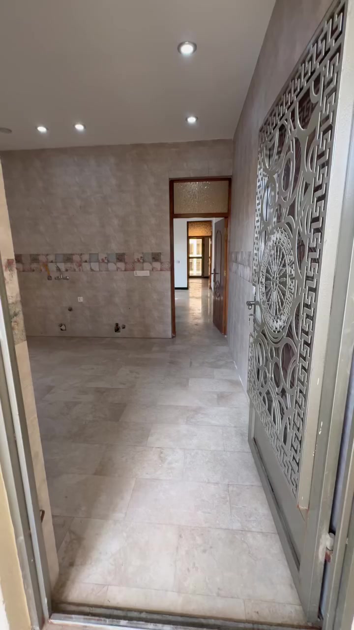 للإيجار . . طابق اول ١٠٠م ...مطبخ- خدمات - صالة- غرفة (٧٥٠ألف شهرياً)
طابق ثاني  . . ١٠٠ م ... مطبخ- خدمات - غرفة كبيرة (٧٠٠ألف شهرياً)
المنصور - مقابل مطعم زرزور - فرع لحم بعجين الموصلي
***********
